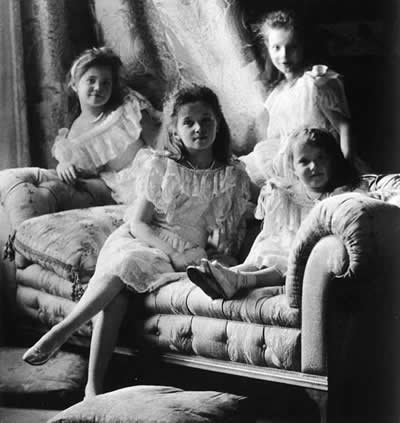 Anastasia en haar zussen in 1904.